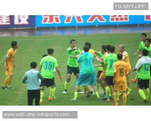 外国足球明星齐聚上海共庆友谊赛精彩瞬间合影留念